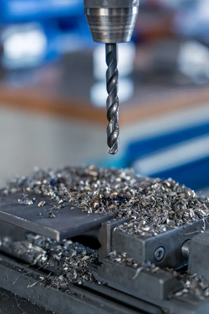 Bohrer und Metallspäne in Nahaufnahme