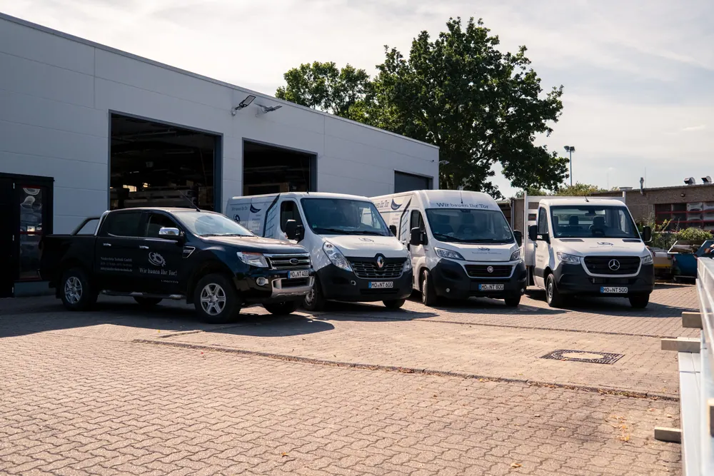 Fuhrpark der Niederrhein Technik vor der Halle