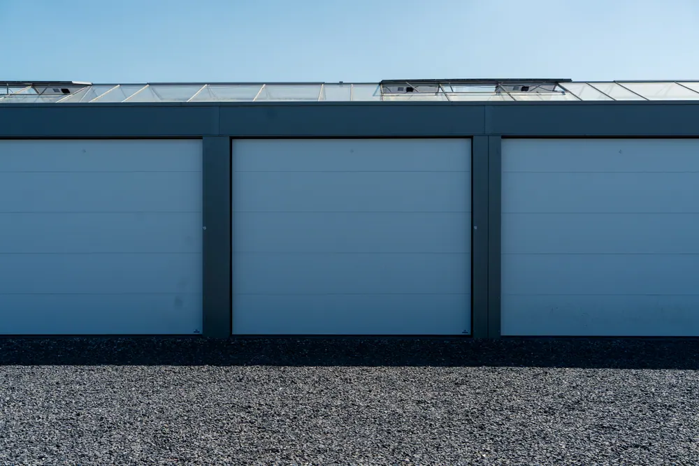 Garagentore in der Frontansicht vor blauem Himmel