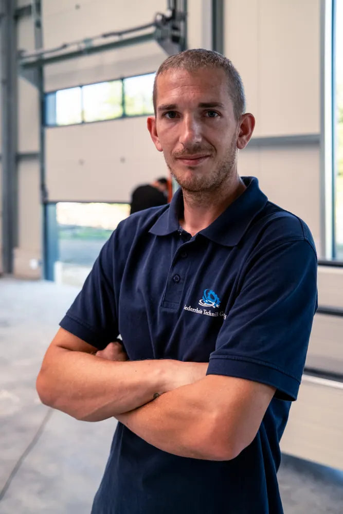Mitarbeiter der Niederrhein Technik in einer Halle