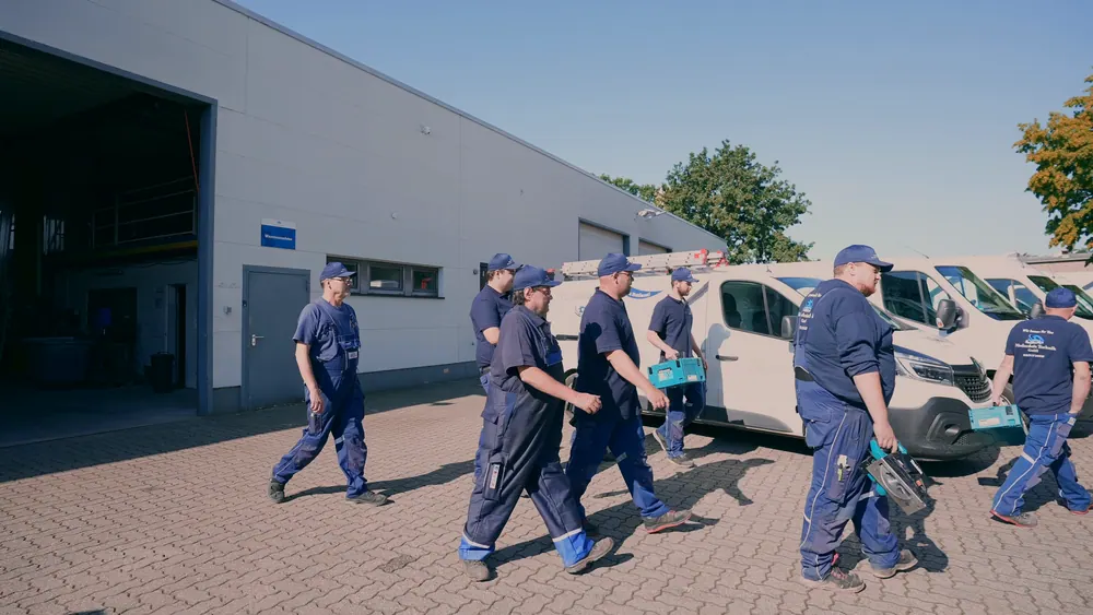 Monteure der Niederrhein Technik auf dem Weg zu den Firmenwagen