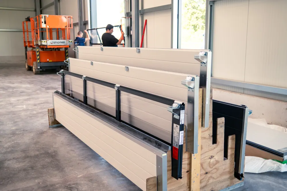 Paneele eines Industrie-Sektionaltors auf einem Transportgestell