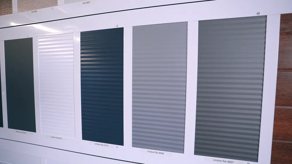 Torpaneele in verschiedenen Farben und Oberflächen im Showroom