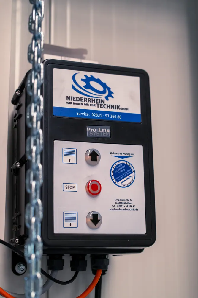 Torsteuerung mit dem Logo der Niederrhein Technik und Kettennotbetätigung